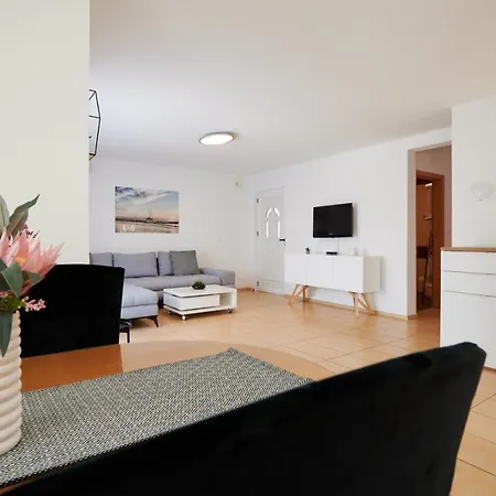 Διαμέρισμα Adrian1 *